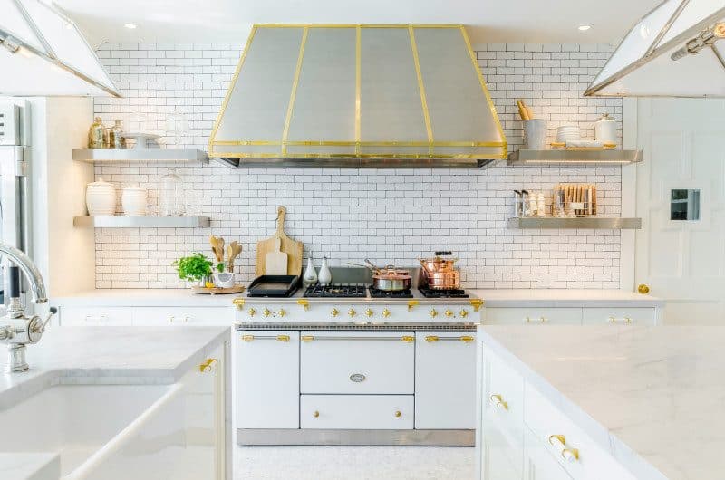 Case Study: Transforming Kitchens with Glass Backsplashes