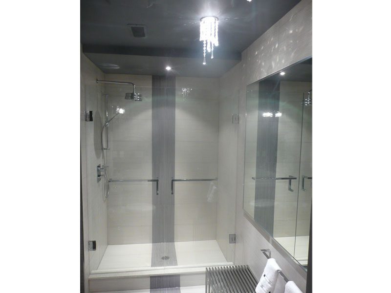 Clear shower enclosure (Dima Rozen)