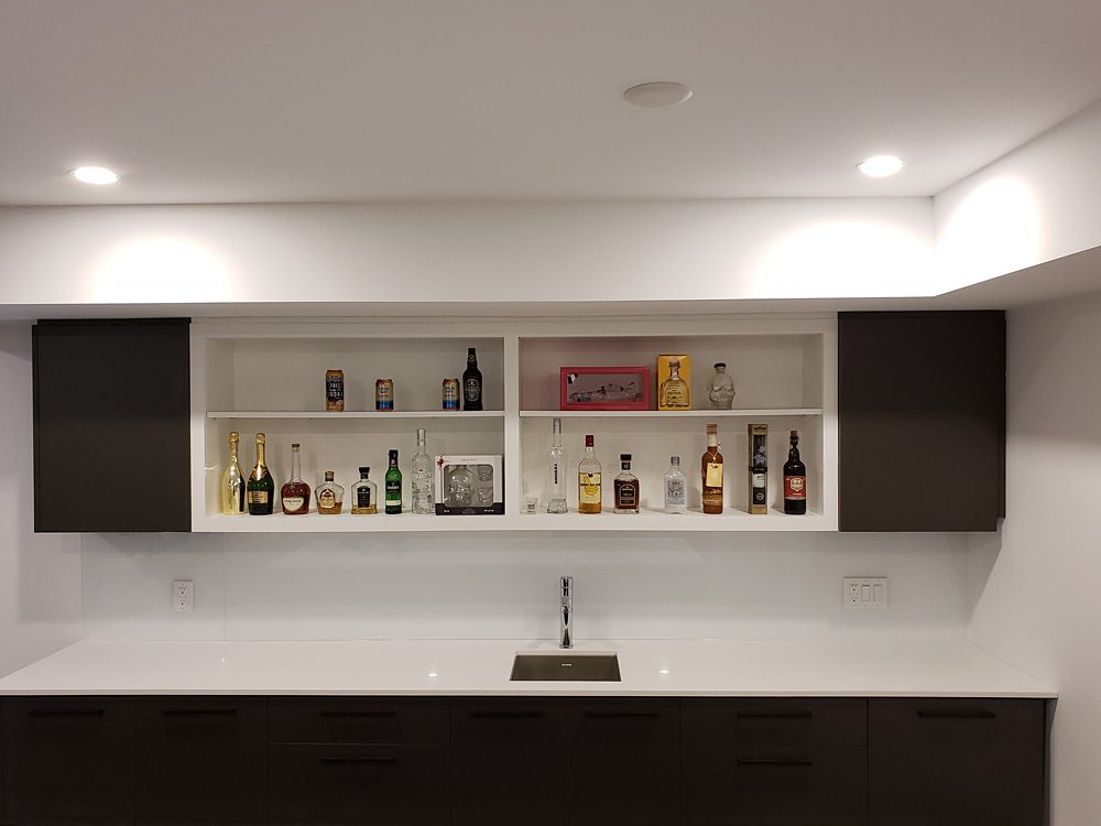 Glass backsplash John Luke Sahlani2