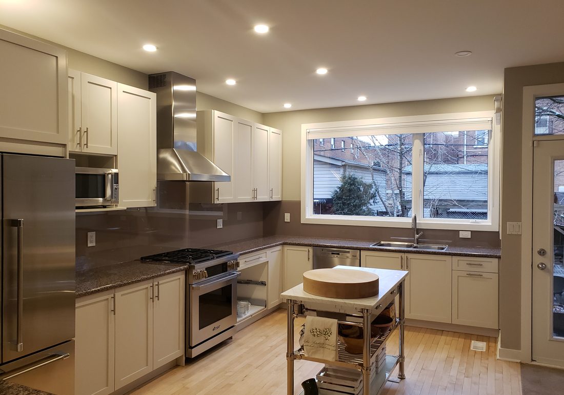 Glass backsplash Michael De Santis