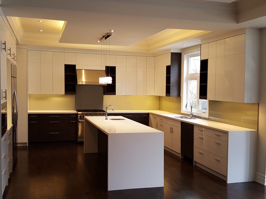 Kitchen glass backsplash