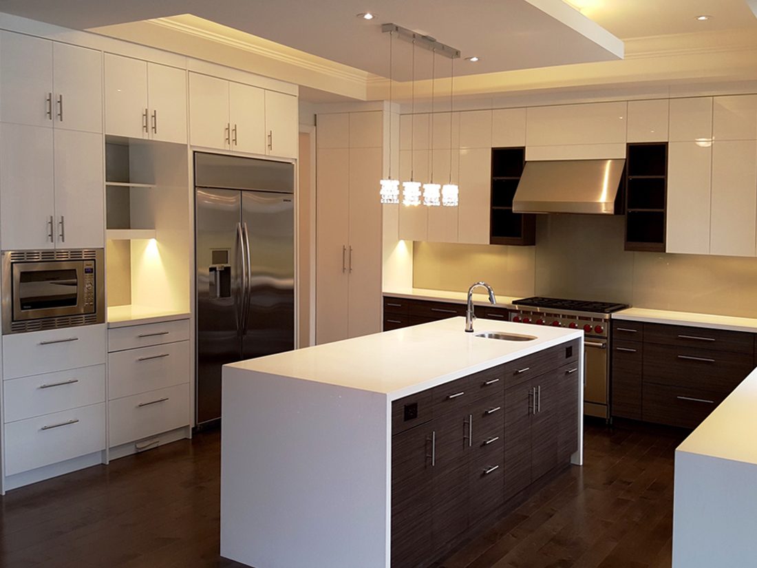 Glass backsplash white kitchen2