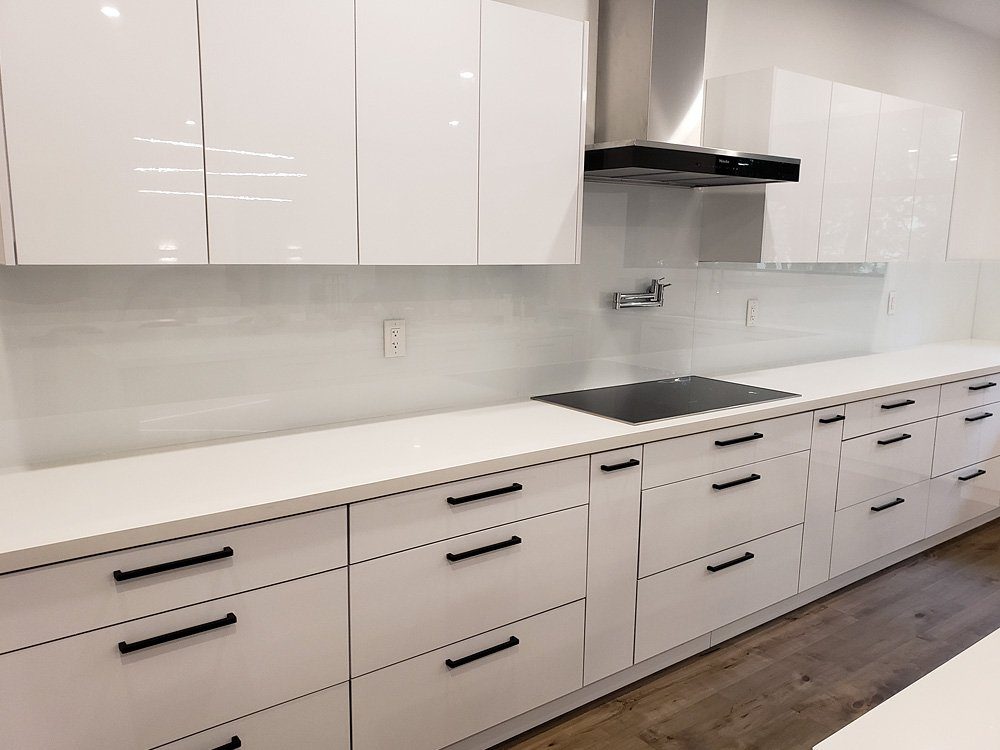Glass backsplashOscar Salvendy, Glass Countertops in Small Kitchens: Do They Really Make Space Look Bigger in 2026?