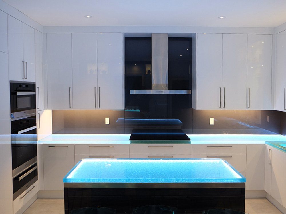 Kitchen glass countertop Paulette, Best Pairings for Glass Countertops in Luxury Kitchens: Cabinet Shades, Backsplashes and Flooring
