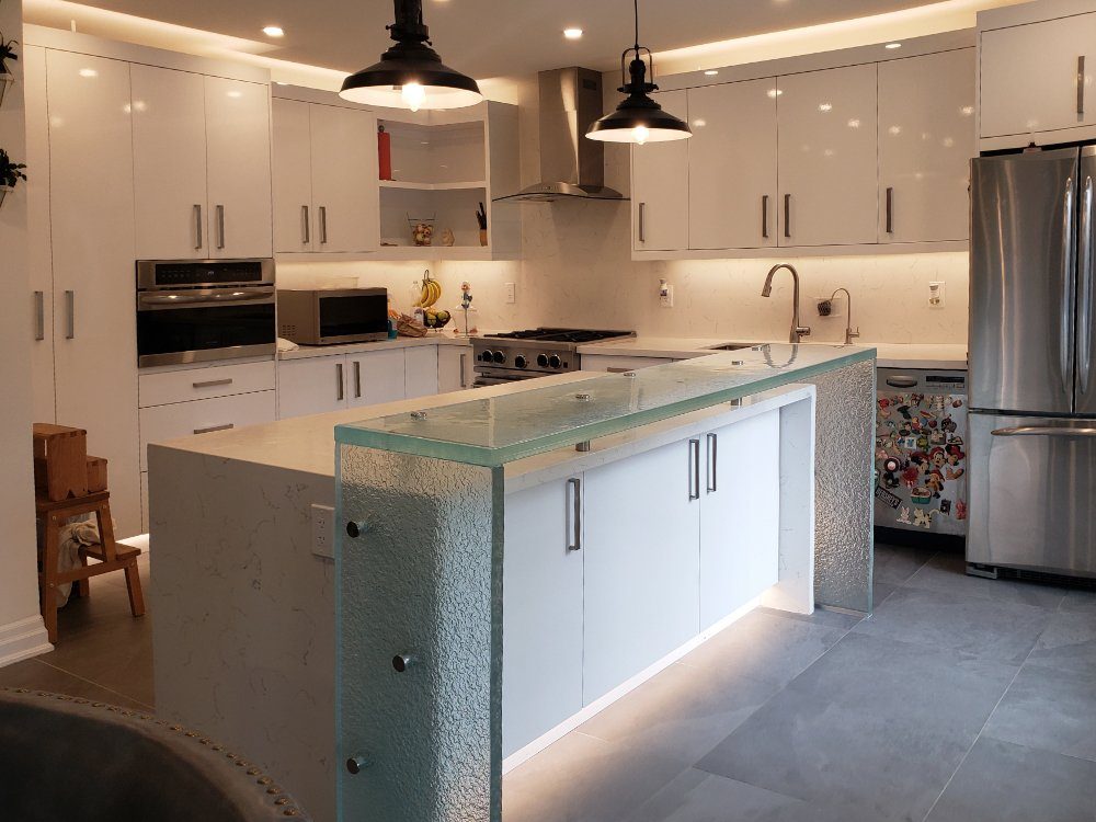 Raised glass bar top Manuel, Glass Countertops in Small Kitchens: Do They Really Make Space Look Bigger in 2026?